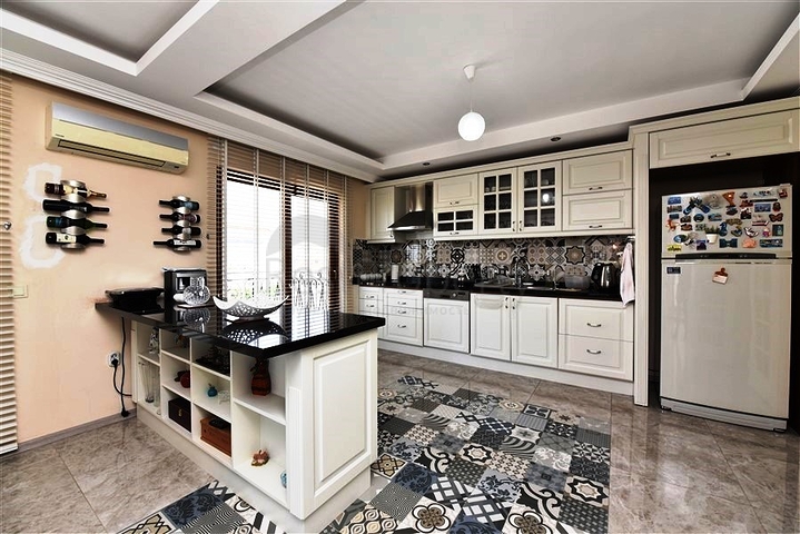 دوبلكس واسعة - 5 غرف وصالة - مفروشة - في موقع مميز - اوبا / الانيا 