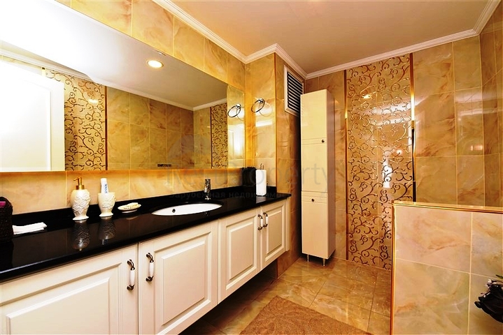 دوبلكس واسعة - 5 غرف وصالة - مفروشة - في موقع مميز - اوبا / الانيا 