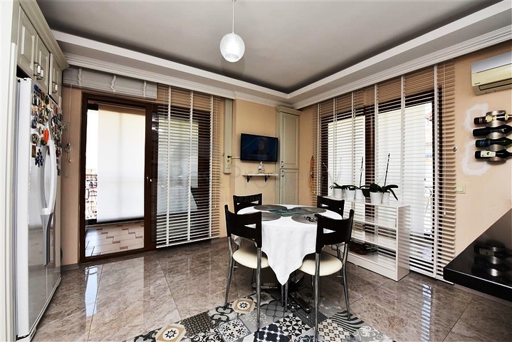 دوبلكس واسعة - 5 غرف وصالة - مفروشة - في موقع مميز - اوبا / الانيا 