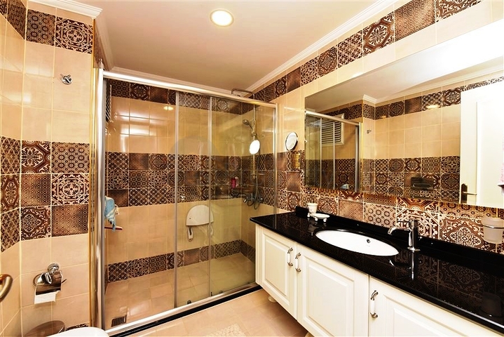 دوبلكس واسعة - 5 غرف وصالة - مفروشة - في موقع مميز - اوبا / الانيا 