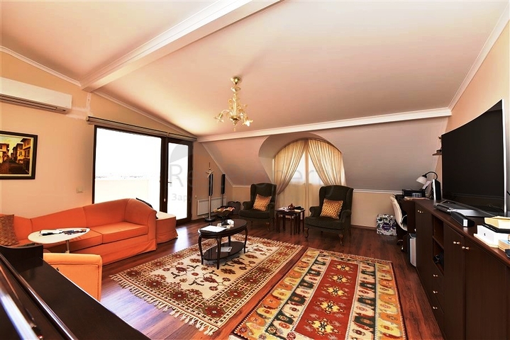 دوبلكس واسعة - 5 غرف وصالة - مفروشة - في موقع مميز - اوبا / الانيا 