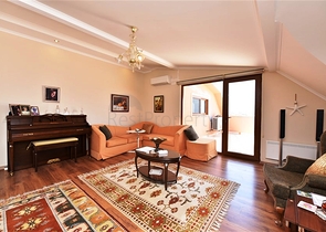 دوبلكس واسعة - 5 غرف وصالة - مفروشة - في موقع مميز - اوبا / الانيا 