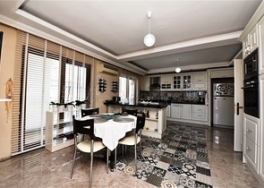 دوبلكس واسعة - 5 غرف وصالة - مفروشة - في موقع مميز - اوبا / الانيا 