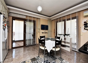 دوبلكس واسعة - 5 غرف وصالة - مفروشة - في موقع مميز - اوبا / الانيا 