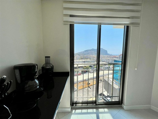 اطلالة بحر وقلعة  - دوبلكس غرفتين وصالة مفروشة -ضمن مجمع بخدمات فندقية - في مركز الانيا 