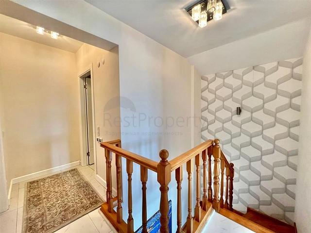 اطلالة بحر وقلعة  - دوبلكس غرفتين وصالة مفروشة -ضمن مجمع بخدمات فندقية - في مركز الانيا 