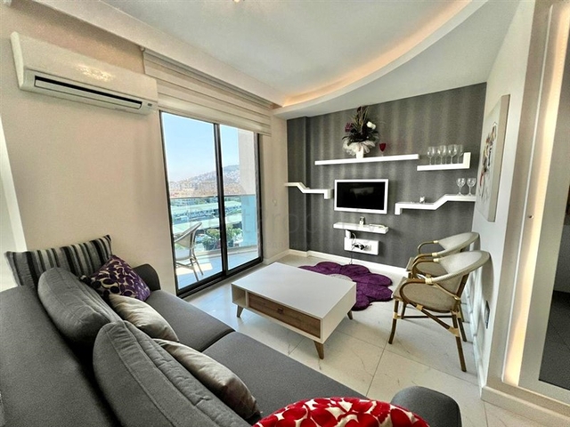 اطلالة بحر وقلعة  - دوبلكس غرفتين وصالة مفروشة -ضمن مجمع بخدمات فندقية - في مركز الانيا 