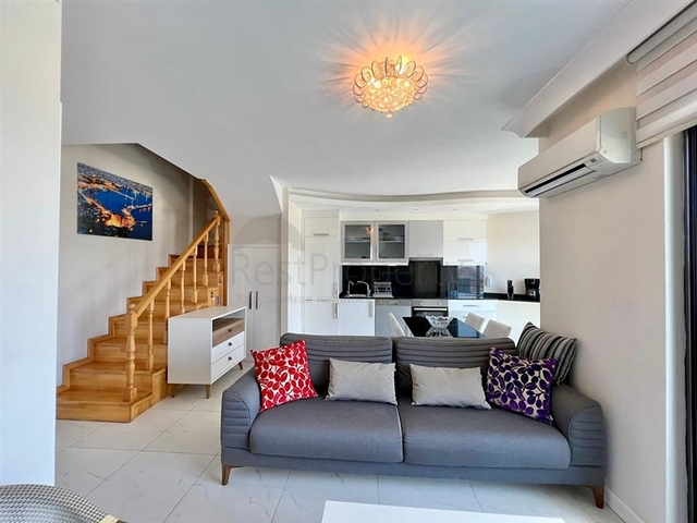 اطلالة بحر وقلعة  - دوبلكس غرفتين وصالة مفروشة -ضمن مجمع بخدمات فندقية - في مركز الانيا 