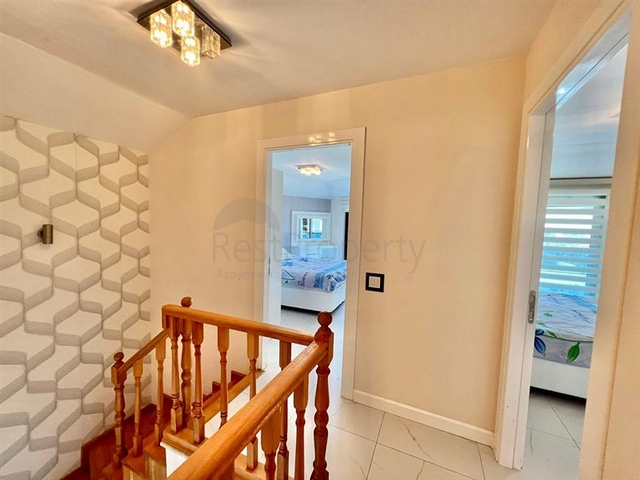 اطلالة بحر وقلعة  - دوبلكس غرفتين وصالة مفروشة -ضمن مجمع بخدمات فندقية - في مركز الانيا 