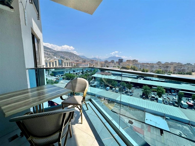 اطلالة بحر وقلعة  - دوبلكس غرفتين وصالة مفروشة -ضمن مجمع بخدمات فندقية - في مركز الانيا 