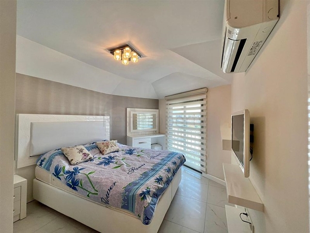 اطلالة بحر وقلعة  - دوبلكس غرفتين وصالة مفروشة -ضمن مجمع بخدمات فندقية - في مركز الانيا 