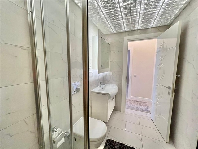 اطلالة بحر وقلعة  - دوبلكس غرفتين وصالة مفروشة -ضمن مجمع بخدمات فندقية - في مركز الانيا 