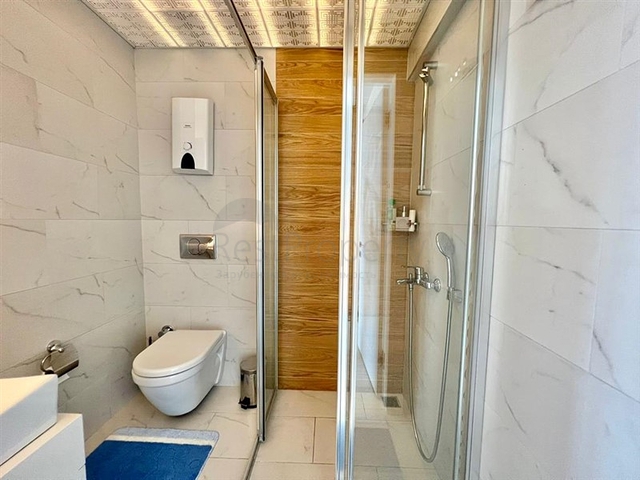 اطلالة بحر وقلعة  - دوبلكس غرفتين وصالة مفروشة -ضمن مجمع بخدمات فندقية - في مركز الانيا 