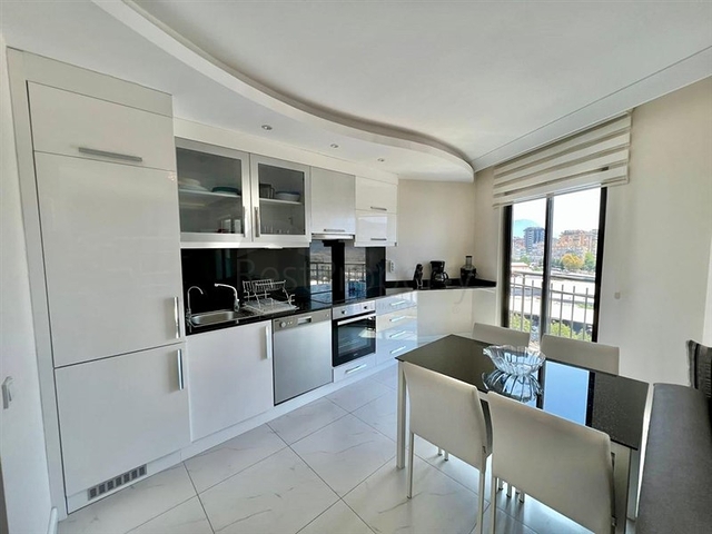 اطلالة بحر وقلعة  - دوبلكس غرفتين وصالة مفروشة -ضمن مجمع بخدمات فندقية - في مركز الانيا 