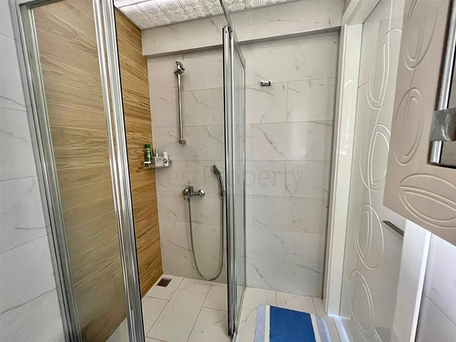 اطلالة بحر وقلعة  - دوبلكس غرفتين وصالة مفروشة -ضمن مجمع بخدمات فندقية - في مركز الانيا 