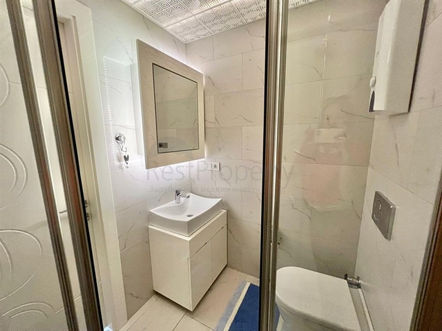 اطلالة بحر وقلعة  - دوبلكس غرفتين وصالة مفروشة -ضمن مجمع بخدمات فندقية - في مركز الانيا 