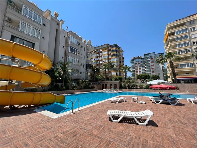 اطلالة بحر وقلعة  - دوبلكس غرفتين وصالة مفروشة -ضمن مجمع بخدمات فندقية - في مركز الانيا 