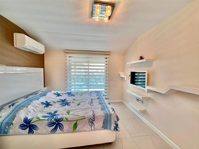 اطلالة بحر وقلعة  - دوبلكس غرفتين وصالة مفروشة -ضمن مجمع بخدمات فندقية - في مركز الانيا 