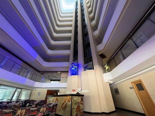 اطلالة بحر وقلعة  - دوبلكس غرفتين وصالة مفروشة -ضمن مجمع بخدمات فندقية - في مركز الانيا 