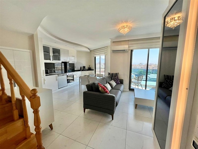 اطلالة بحر وقلعة  - دوبلكس غرفتين وصالة مفروشة -ضمن مجمع بخدمات فندقية - في مركز الانيا 