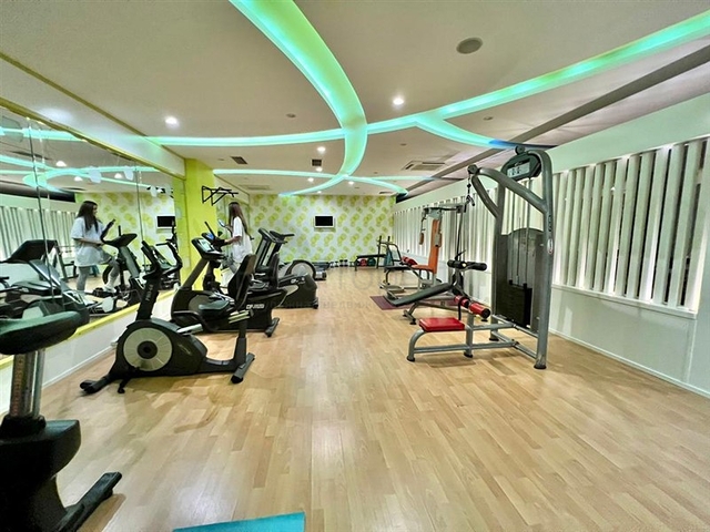 اطلالة بحر وقلعة  - دوبلكس غرفتين وصالة مفروشة -ضمن مجمع بخدمات فندقية - في مركز الانيا 