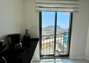 اطلالة بحر وقلعة  - دوبلكس غرفتين وصالة مفروشة -ضمن مجمع بخدمات فندقية - في مركز الانيا 