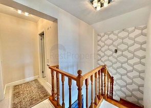 اطلالة بحر وقلعة  - دوبلكس غرفتين وصالة مفروشة -ضمن مجمع بخدمات فندقية - في مركز الانيا 