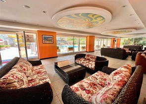 اطلالة بحر وقلعة  - دوبلكس غرفتين وصالة مفروشة -ضمن مجمع بخدمات فندقية - في مركز الانيا 