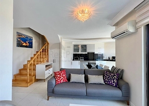 اطلالة بحر وقلعة  - دوبلكس غرفتين وصالة مفروشة -ضمن مجمع بخدمات فندقية - في مركز الانيا 