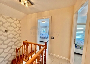 اطلالة بحر وقلعة  - دوبلكس غرفتين وصالة مفروشة -ضمن مجمع بخدمات فندقية - في مركز الانيا 