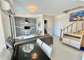 اطلالة بحر وقلعة  - دوبلكس غرفتين وصالة مفروشة -ضمن مجمع بخدمات فندقية - في مركز الانيا 