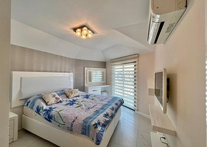 اطلالة بحر وقلعة  - دوبلكس غرفتين وصالة مفروشة -ضمن مجمع بخدمات فندقية - في مركز الانيا 