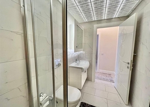 اطلالة بحر وقلعة  - دوبلكس غرفتين وصالة مفروشة -ضمن مجمع بخدمات فندقية - في مركز الانيا 