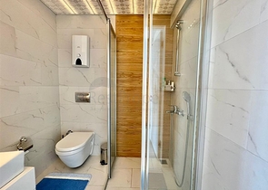 اطلالة بحر وقلعة  - دوبلكس غرفتين وصالة مفروشة -ضمن مجمع بخدمات فندقية - في مركز الانيا 