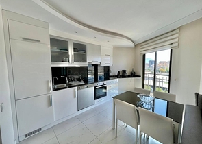 اطلالة بحر وقلعة  - دوبلكس غرفتين وصالة مفروشة -ضمن مجمع بخدمات فندقية - في مركز الانيا 