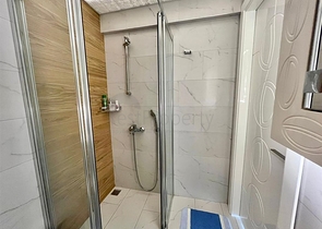 اطلالة بحر وقلعة  - دوبلكس غرفتين وصالة مفروشة -ضمن مجمع بخدمات فندقية - في مركز الانيا 