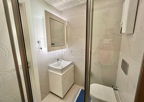 اطلالة بحر وقلعة  - دوبلكس غرفتين وصالة مفروشة -ضمن مجمع بخدمات فندقية - في مركز الانيا 