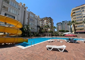 اطلالة بحر وقلعة  - دوبلكس غرفتين وصالة مفروشة -ضمن مجمع بخدمات فندقية - في مركز الانيا 