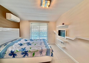 اطلالة بحر وقلعة  - دوبلكس غرفتين وصالة مفروشة -ضمن مجمع بخدمات فندقية - في مركز الانيا 