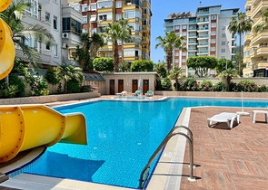 اطلالة بحر وقلعة  - دوبلكس غرفتين وصالة مفروشة -ضمن مجمع بخدمات فندقية - في مركز الانيا 