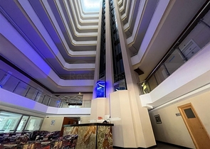 اطلالة بحر وقلعة  - دوبلكس غرفتين وصالة مفروشة -ضمن مجمع بخدمات فندقية - في مركز الانيا 