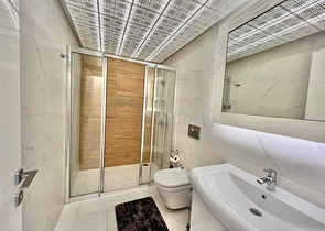 اطلالة بحر وقلعة  - دوبلكس غرفتين وصالة مفروشة -ضمن مجمع بخدمات فندقية - في مركز الانيا 