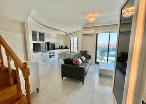 اطلالة بحر وقلعة  - دوبلكس غرفتين وصالة مفروشة -ضمن مجمع بخدمات فندقية - في مركز الانيا 