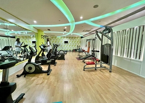 اطلالة بحر وقلعة  - دوبلكس غرفتين وصالة مفروشة -ضمن مجمع بخدمات فندقية - في مركز الانيا 