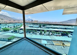 اطلالة بحر وقلعة  - دوبلكس غرفتين وصالة مفروشة -ضمن مجمع بخدمات فندقية - في مركز الانيا 