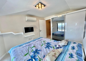 اطلالة بحر وقلعة  - دوبلكس غرفتين وصالة مفروشة -ضمن مجمع بخدمات فندقية - في مركز الانيا 