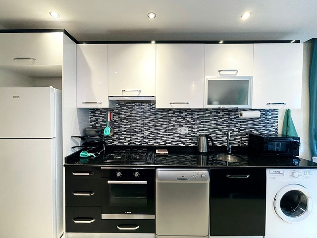 موقع مركزي - شقة غرفة وصالة مفروشة - ضمن مجمع سكني - في توسمور / الانيا 