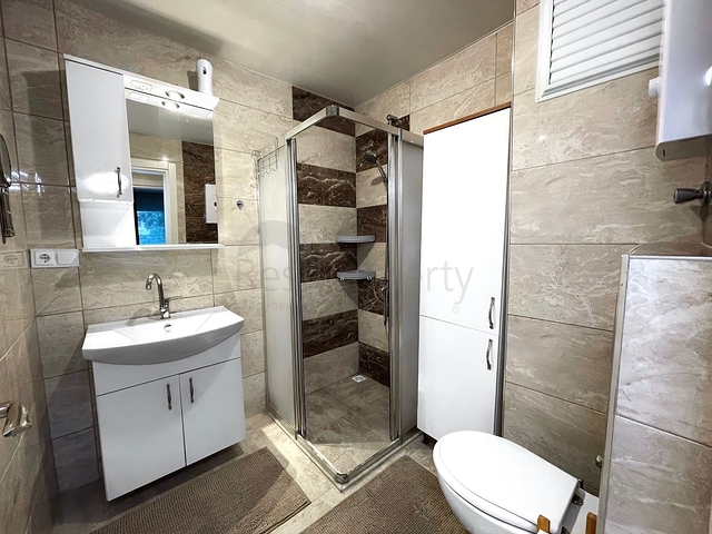 موقع مركزي - شقة غرفة وصالة مفروشة - ضمن مجمع سكني - في توسمور / الانيا 