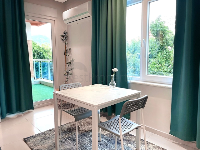 موقع مركزي - شقة غرفة وصالة مفروشة - ضمن مجمع سكني - في توسمور / الانيا 