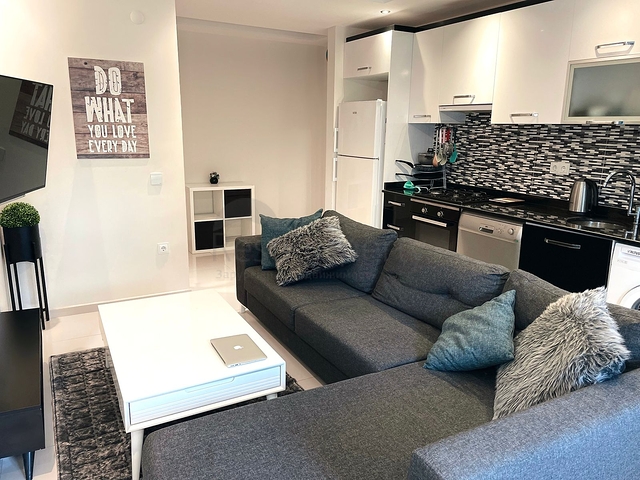 موقع مركزي - شقة غرفة وصالة مفروشة - ضمن مجمع سكني - في توسمور / الانيا 